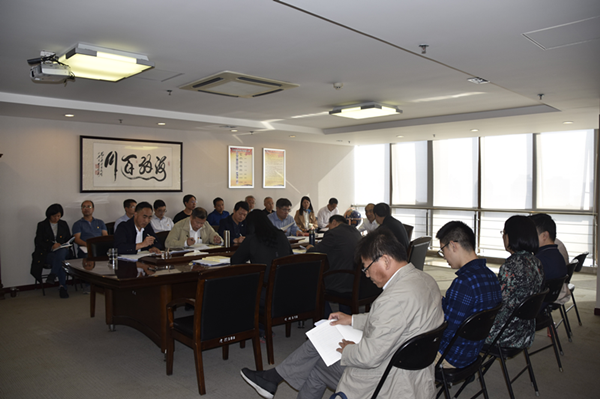 集團(tuán)公司召開“不忘初心、牢記使命”主題教育全面從嚴(yán)治黨專題集中學(xué)習(xí)研討會(huì)議