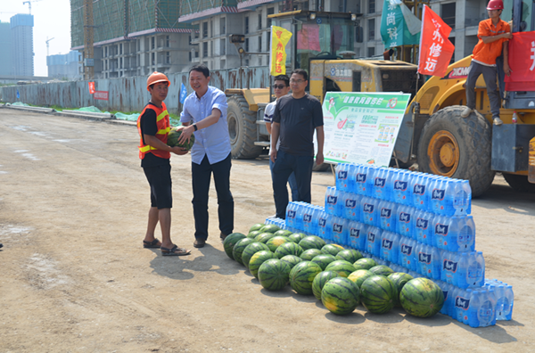 集團(tuán)公司開展夏季送清涼慰問(wèn)市政工程一線活動(dòng)