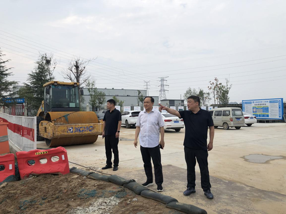 鄭州市建設(shè)投資集團(tuán)有限公司黨委委員、副總經(jīng)理張巖到侯寨新鎮(zhèn)區(qū)安置區(qū)調(diào)研項(xiàng)目建設(shè)工作